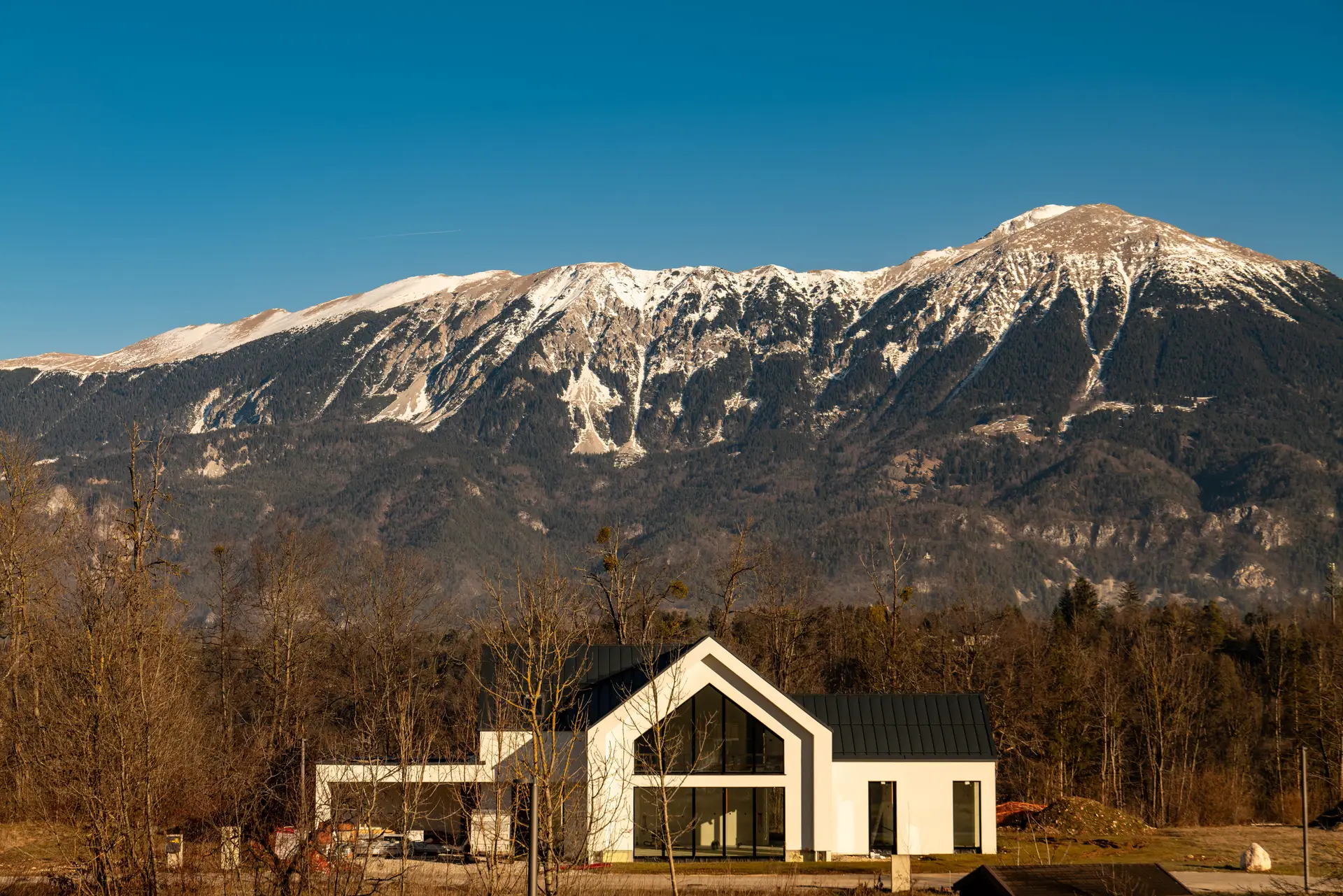 Nočni pogled na luksuzni hotel Tessarion v slovenski pokrajini