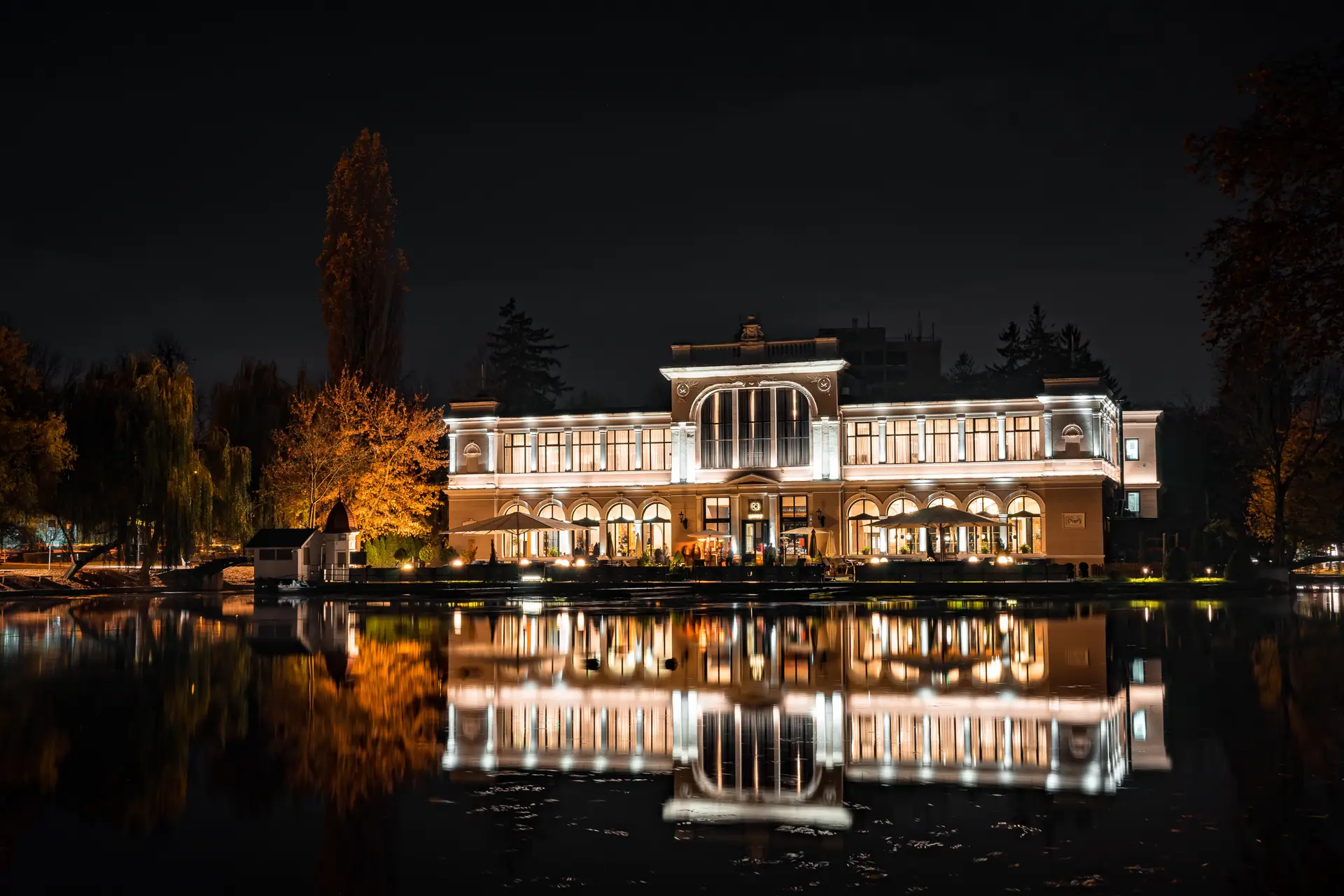 Nočni pogled na TessarionGrandStay