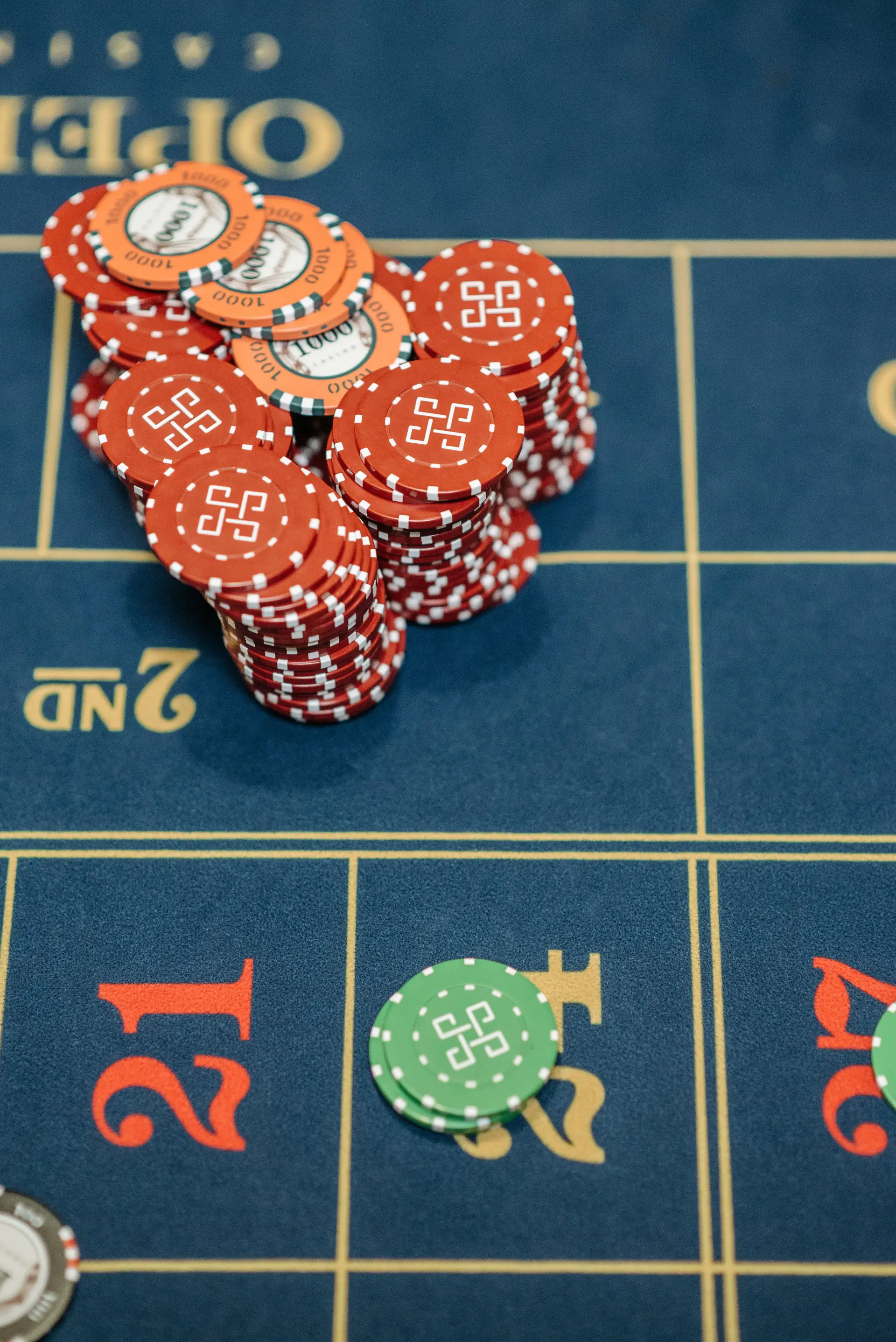 Detajl poker žetonov na mizi